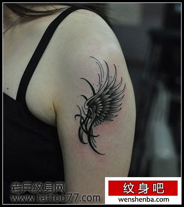 靓女手臂精致的翅膀纹身