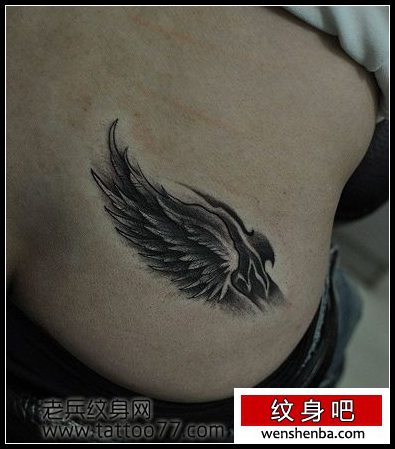腰部权威前卫的翅膀纹身