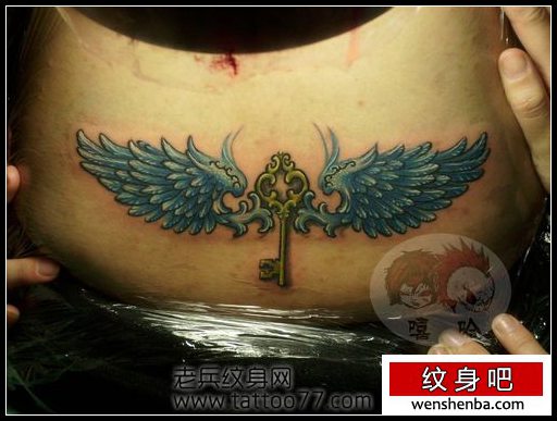 腰部时髦好看的翅膀钥匙纹身