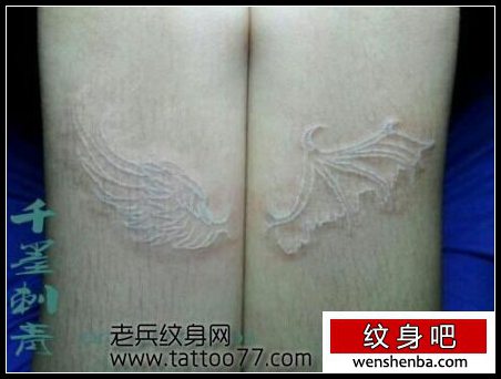 前卫时髦的白色翅膀纹身
