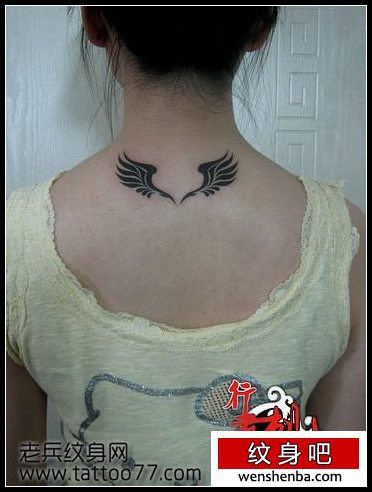 一张时髦的图腾翅膀纹身