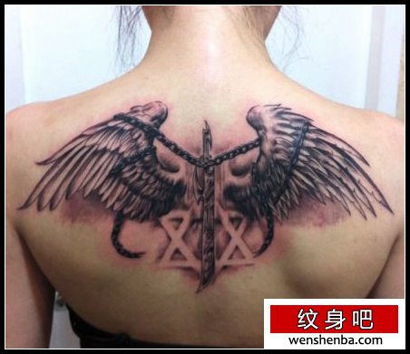 女人背部好看前卫的翅膀纹身