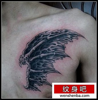 胸部帅气的翅膀纹身
