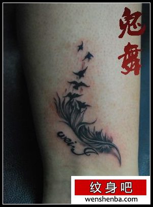 腿部前卫的羽毛小鸟纹身