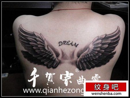 背部清晰的翅膀纹身