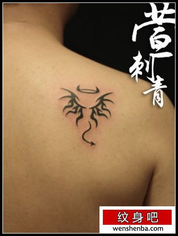 时髦权威的肩部图腾翅膀纹身