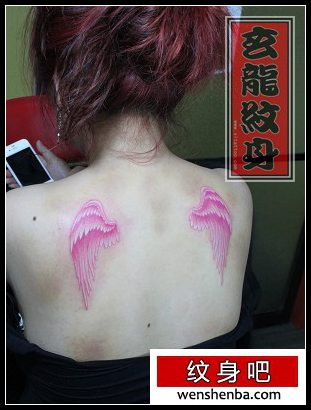 女人喜欢的背部粉色翅膀纹身