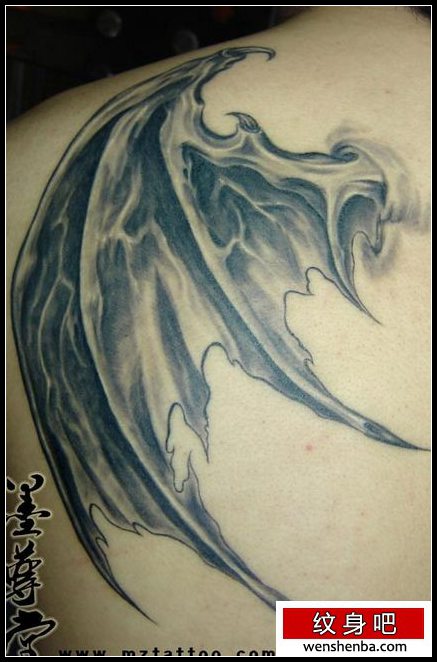 背部一张恶魔的翅膀纹身