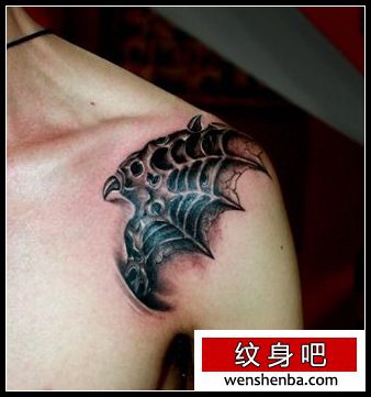 肩部帅气的恶魔翅膀纹身