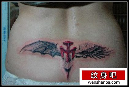 女人腰部天使恶魔翅膀纹身
