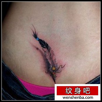 女人腰部好看的羽毛纹身