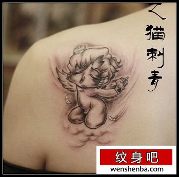 女人肩背可爱的小天使丘比特纹身