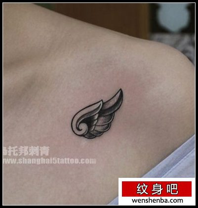女人肩部可爱的翅膀纹身