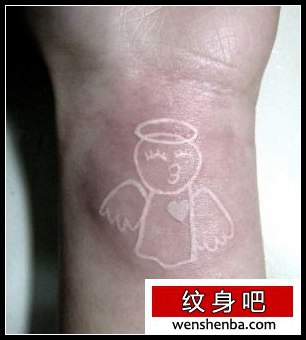 女人手臂白色可爱天使纹身