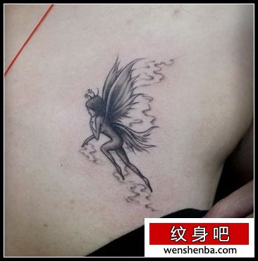女人胸部精灵翅膀纹身