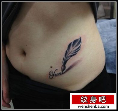 一张女人腹部时髦的羽毛纹身