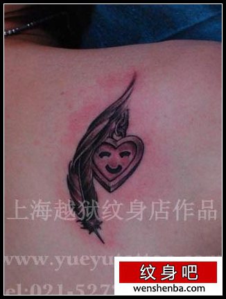 女人肩背羽毛爱心锁纹身