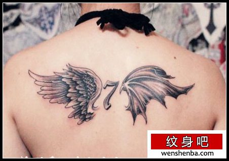 一张女人背部天使恶魔翅膀纹身