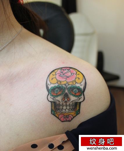 女人肩部前卫时髦的骷髅纹身