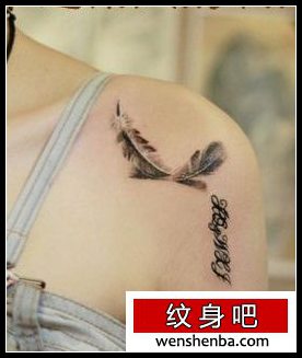 女人锁骨处羽毛纹身