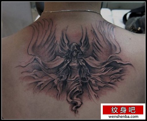 前卫的背部守护天使纹身