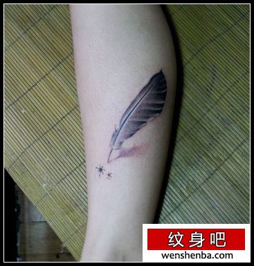 女人腿部时髦的羽毛纹身