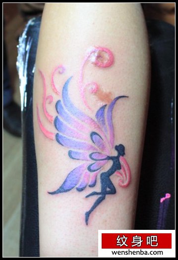 手臂一张彩色精灵翅膀纹身