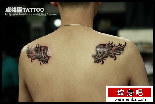 男性背部的黑白小翅膀纹身