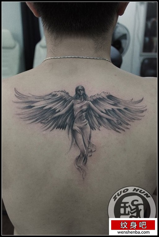 一张背部漂亮的天使与翅膀纹身图案