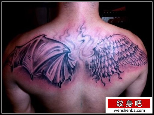 男性背部权威的天使与恶魔的翅膀纹身