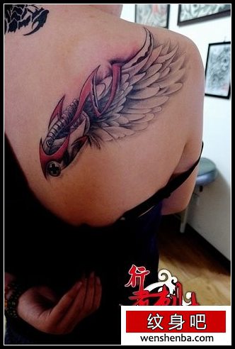 女人背部权威的机械翅膀纹身
