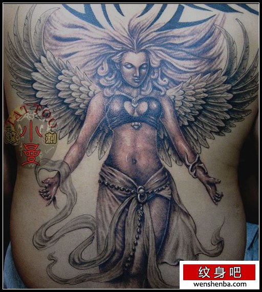 男性背部漂亮的天使纹身