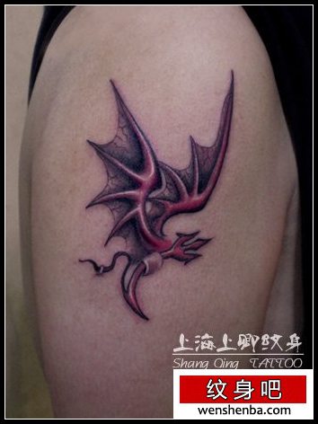 手臂一张可爱的恶魔翅膀纹身