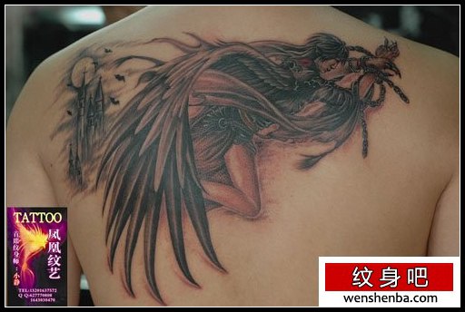 男性背部权威的天使纹身