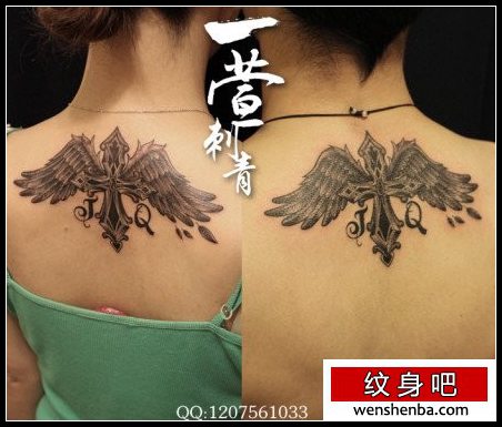 女人背部权威前卫的十字架翅膀纹身