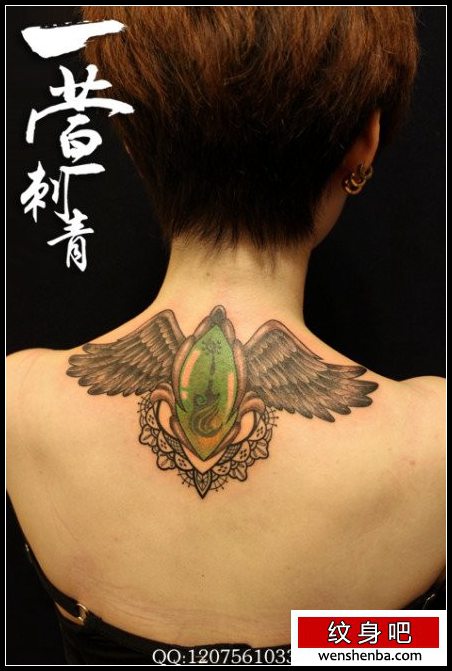 靓女颈部时髦的翅膀纹身