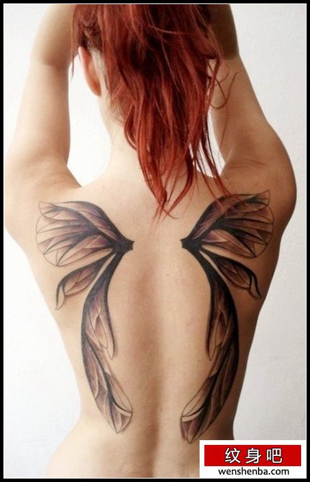 靓女背部时髦前卫的蝴蝶翅膀纹身