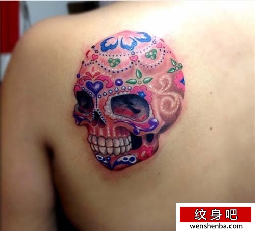 女人肩背漂亮的彩色骷髅纹身