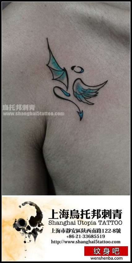 男性肩膀处精致时髦的天使与恶魔的翅膀纹身