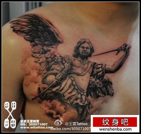 男性胸前时髦权威的天使纹身