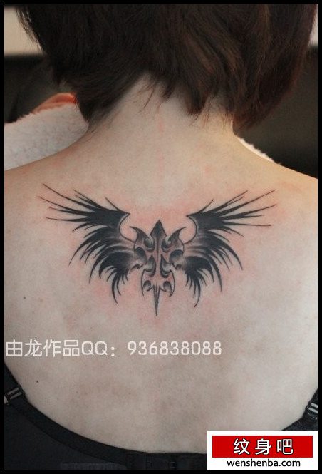 女人背部好看的翅膀纹身