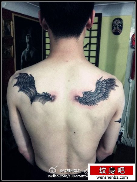 男性背部一半天使一半恶魔的翅膀纹身