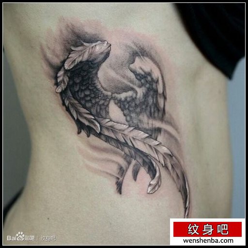 腰部时髦的黑白翅膀纹身
