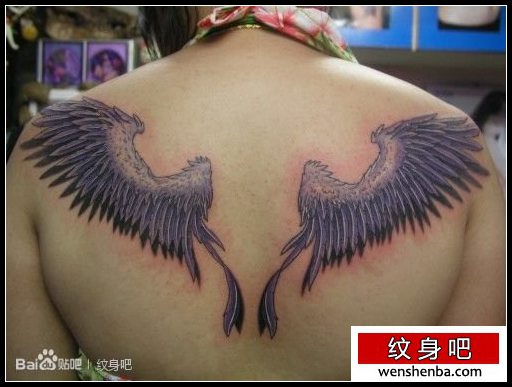 女人背部前卫的翅膀纹身