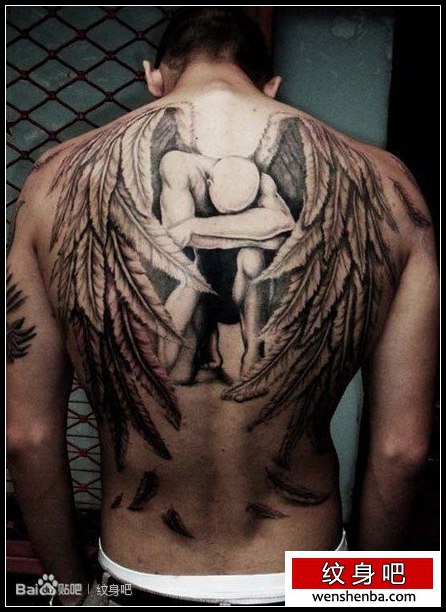 男性背部权威时髦的天使翅膀纹身