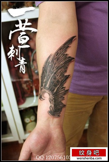 手臂前卫的恶魔翅膀纹身