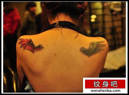女人肩背前卫的一半天使一般恶魔的翅膀纹身