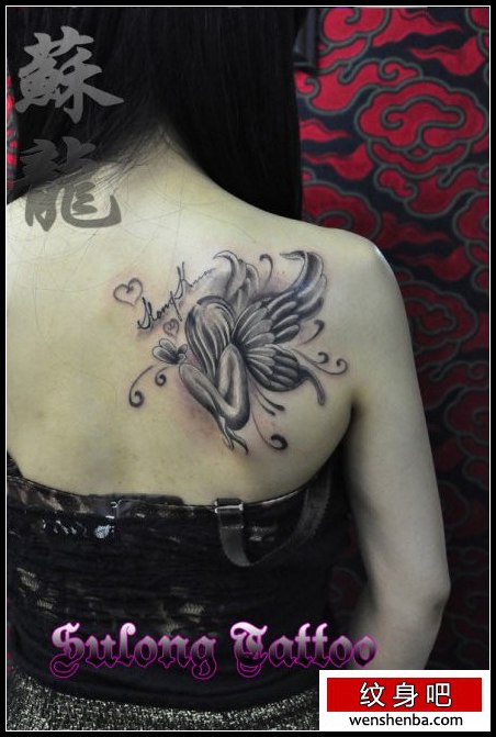 女人肩膀时髦的小天使纹身图案