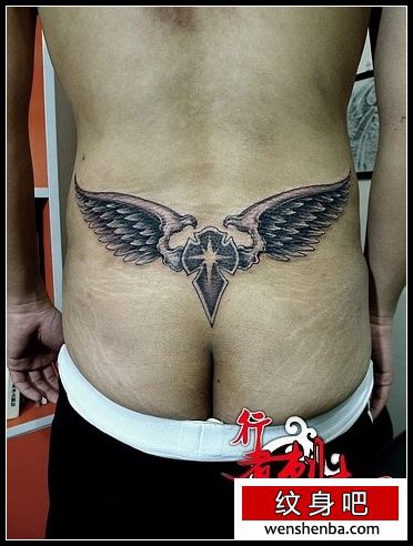 男性腰部时髦帅气的翅膀纹身