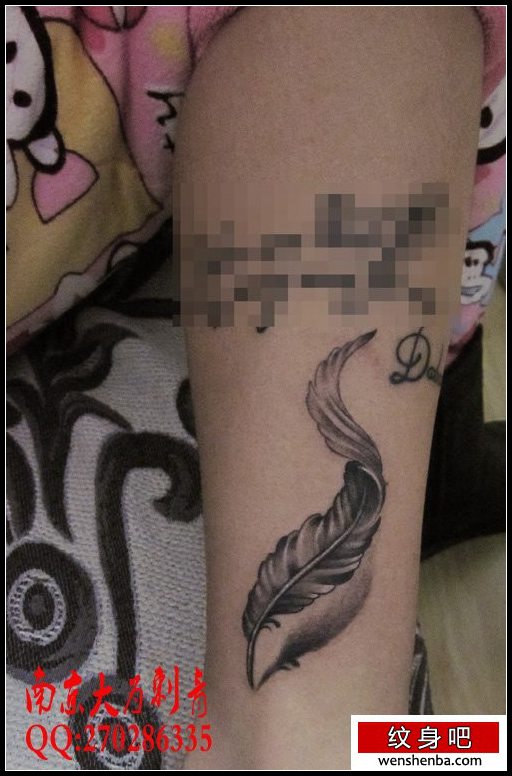 女人腿部的黑白羽毛纹身